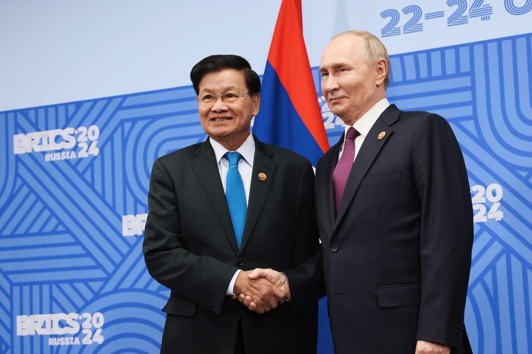 Президент РФ Владимир Путин и президент Лаоса Тхонглун Сисулит (слева) во время встречи в рамках XVI саммита БРИКС в Казани
